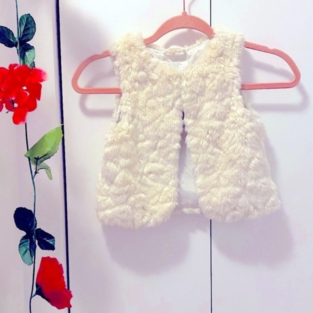 H&amp;M Adorable White Faux Fur Vest